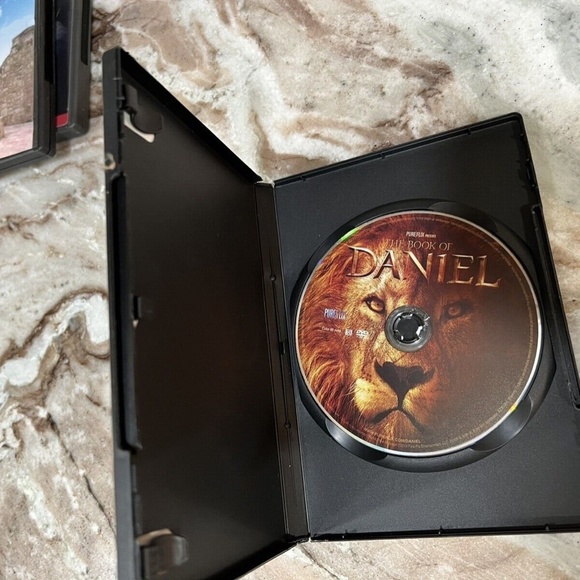 LOT 5 RELIGIOUS DVDS True Story of Christmas, Book of Daniel, The Cross, Paul - Picture 9 of 12